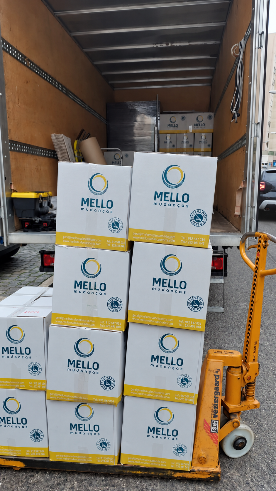 Caixas da Mello Mudanças durante o carregamento no camião